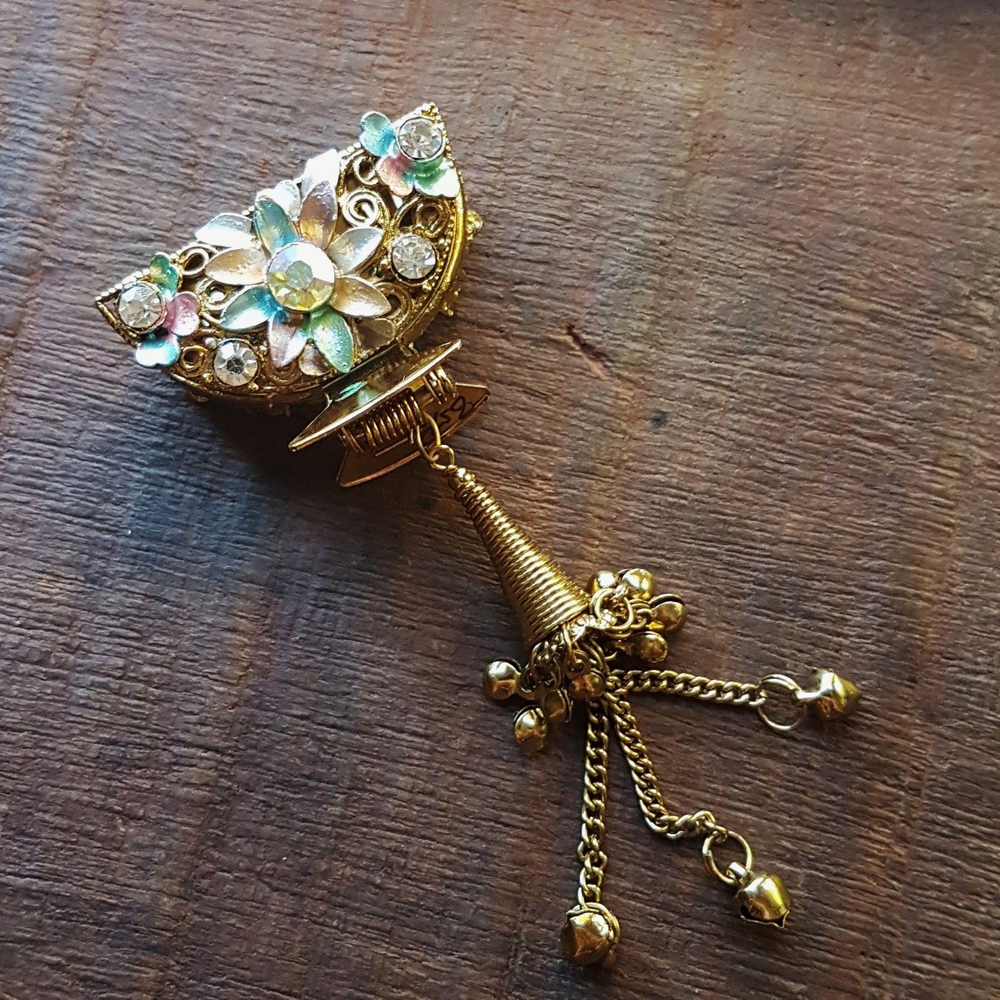 Barrette à pince en métal doré avec strass vintage. Bijoux de cheveux anciens. Pince à cheveux en forme de fleur parsemée de strass or rose et bleu.
