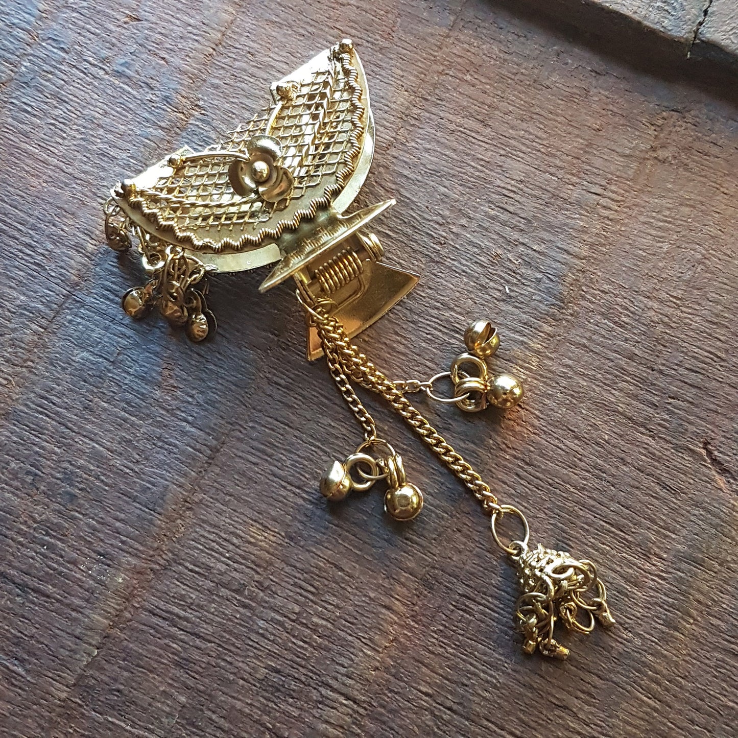 Barrette à pince en métal doré rose vintage. Bijoux de cheveux anciens. Pince à cheveux en filigrane de bronze avec 3 délicats pompons métalliques pendants.