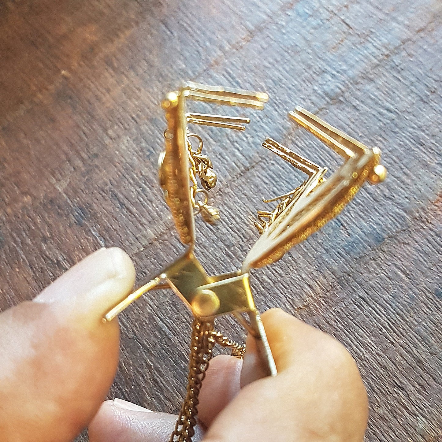 Barrette à pince en métal doré rose vintage. Bijoux de cheveux anciens. Pince à cheveux en filigrane de bronze avec 3 délicats pompons métalliques pendants.