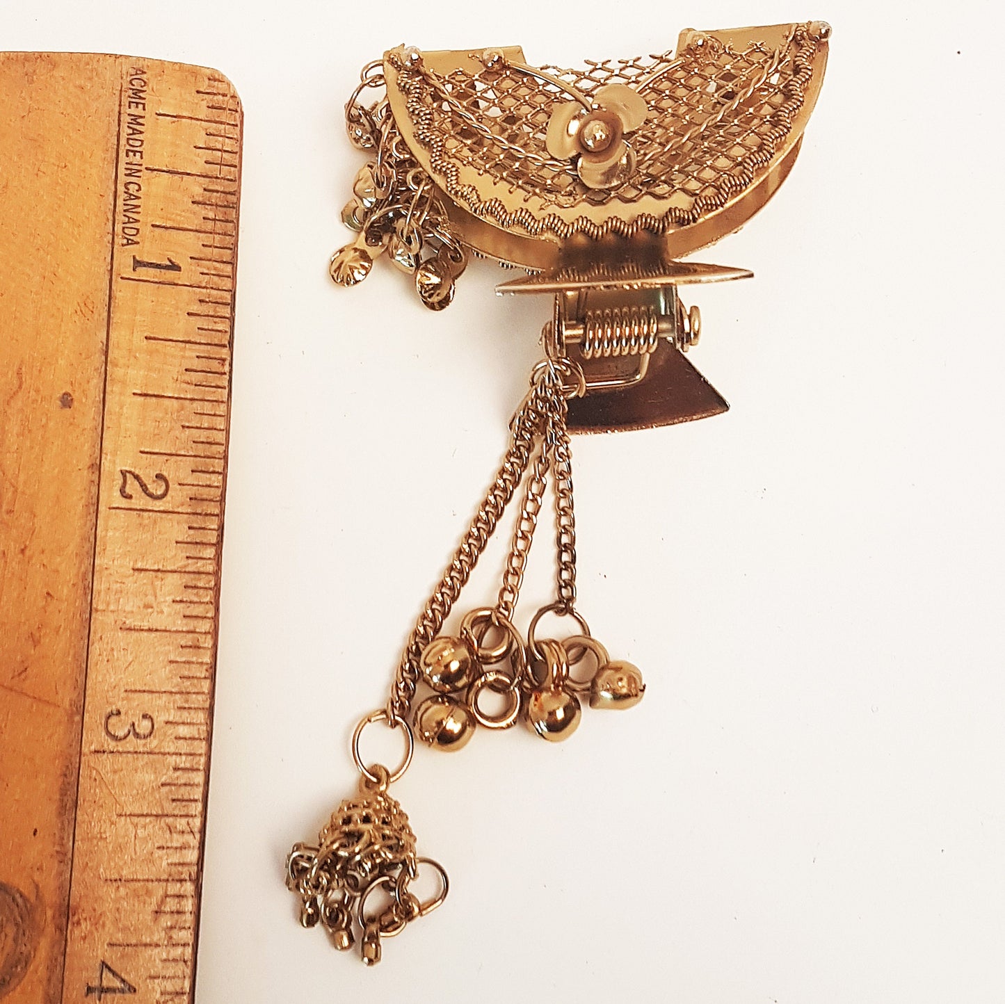 Barrette à pince en métal doré rose vintage. Bijoux de cheveux anciens. Pince à cheveux en filigrane de bronze avec 3 délicats pompons métalliques pendants.