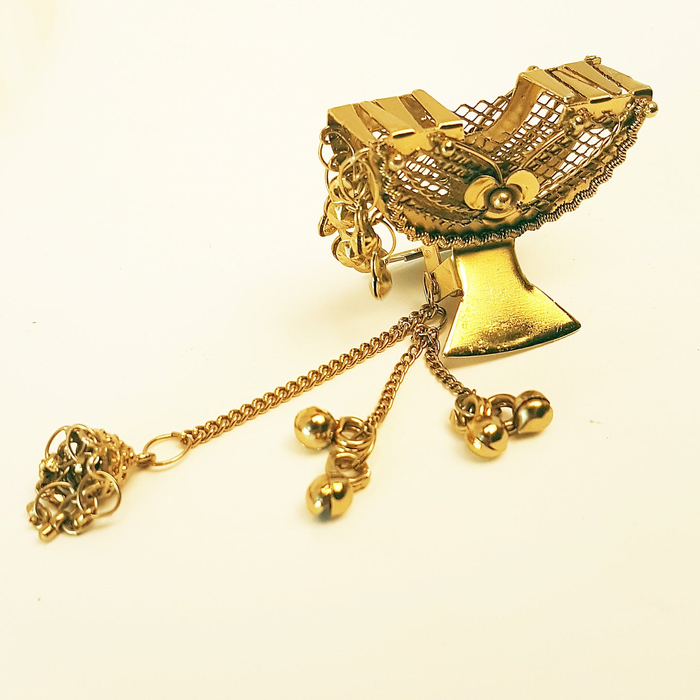 Barrette à pince en métal doré rose vintage. Bijoux de cheveux anciens. Pince à cheveux en filigrane de bronze avec 3 délicats pompons métalliques pendants.