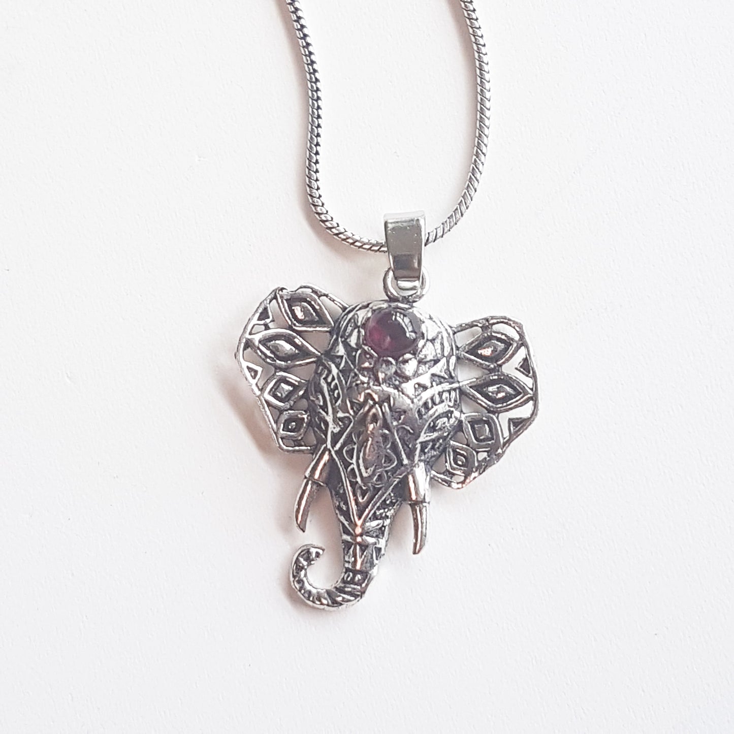 Pendentif collier éléphant en argent avec une pierre précieuse incrustée d'améthyste. Symbole de Ganesha-éliminateur d'obstacles.