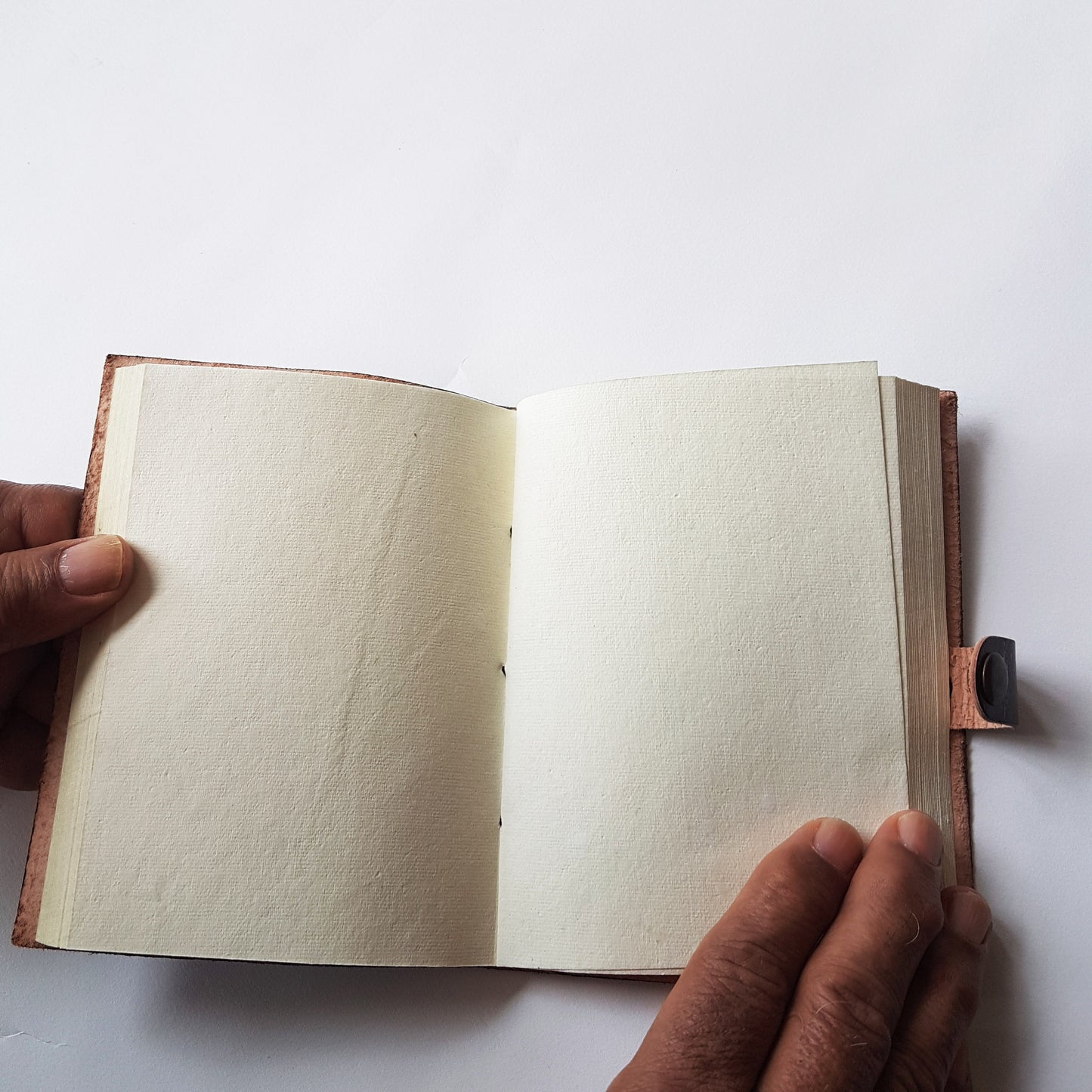 Journal relié en cuir/livre blanc. Couverture de conception de pentagramme usinée à la main.