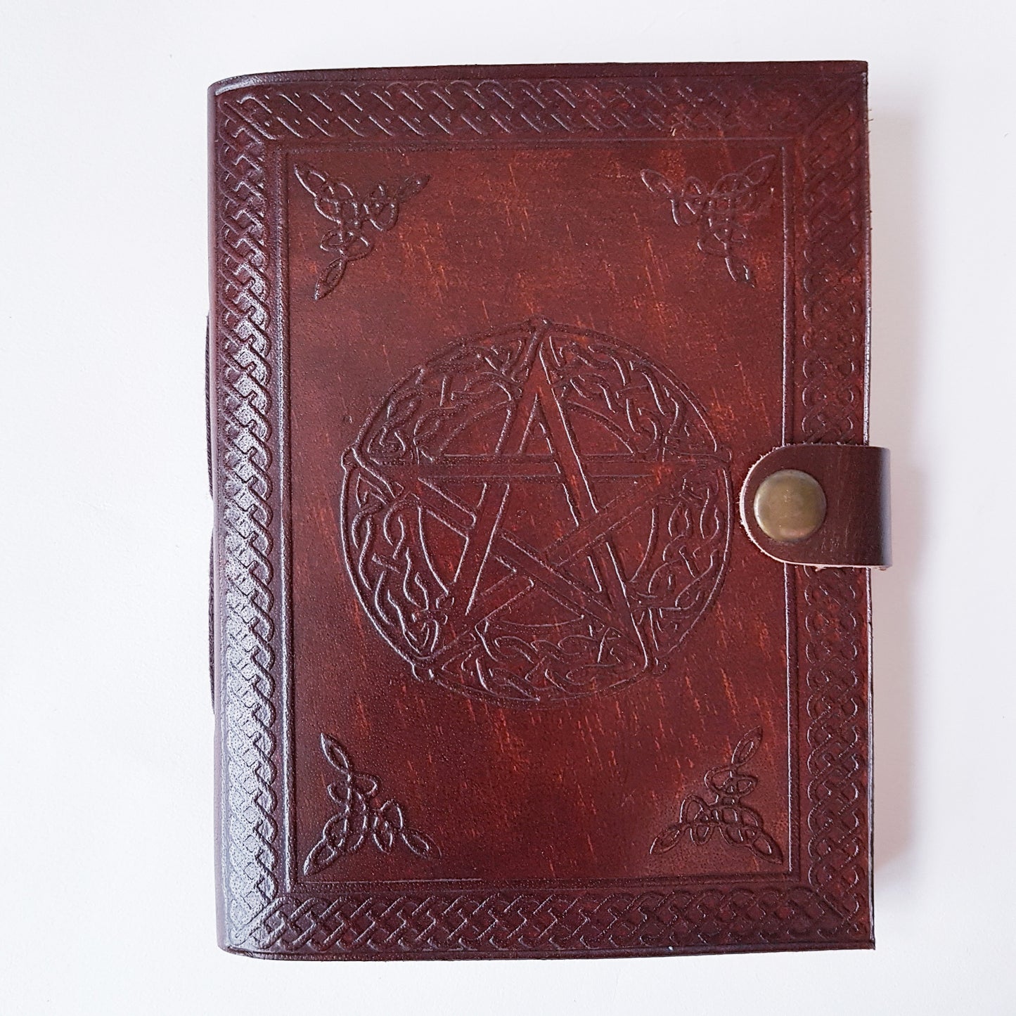 Journal relié en cuir/livre blanc. Couverture de conception de pentagramme usinée à la main.