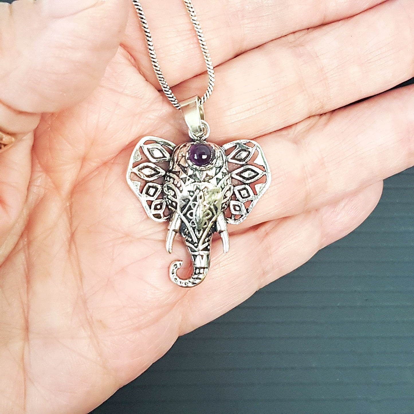 Pendentif collier éléphant en argent avec une pierre précieuse incrustée d'améthyste. Symbole de Ganesha-éliminateur d'obstacles.