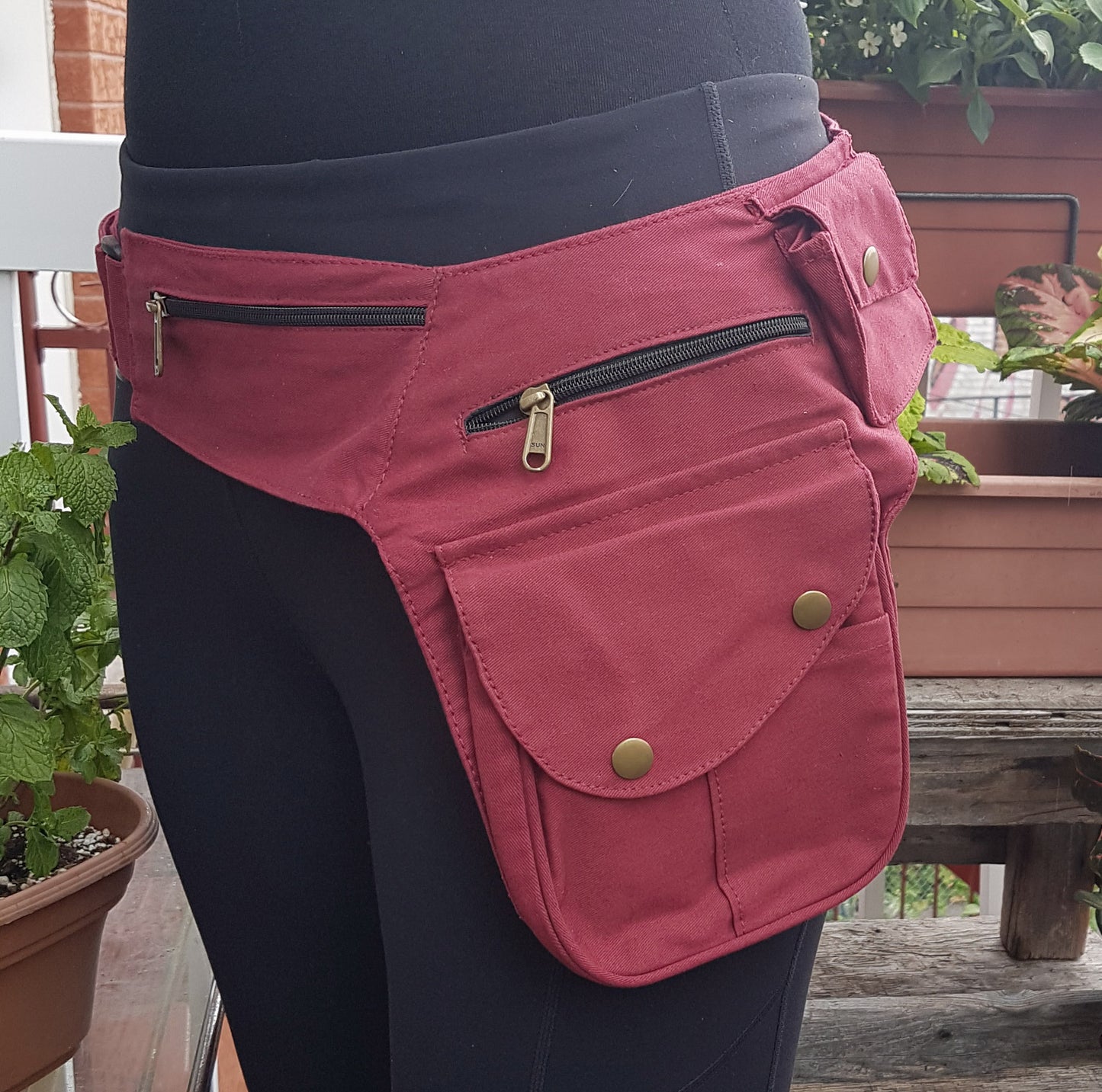 Ceinture de festival utilitaire en marron. Ceinture porte-monnaie unisexe pour voyage et shopping. Réglable à 48 pouces. 6 poches dont 4 zippées, 2 cargo. Pochette à monnaie pratique.