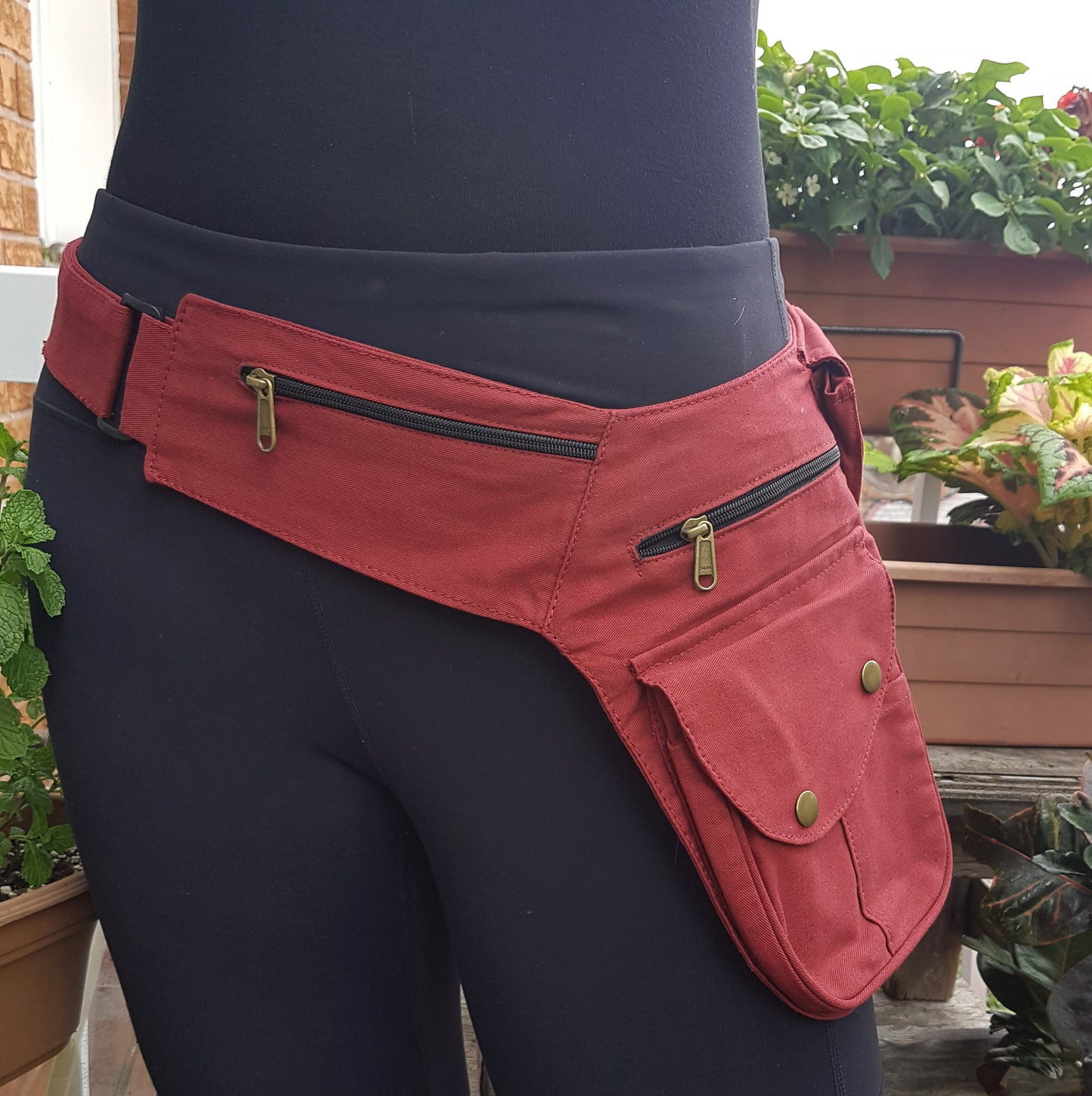 Ceinture de festival utilitaire en marron. Ceinture porte-monnaie unisexe pour voyage et shopping. Réglable à 48 pouces. 6 poches dont 4 zippées, 2 cargo. Pochette à monnaie pratique.