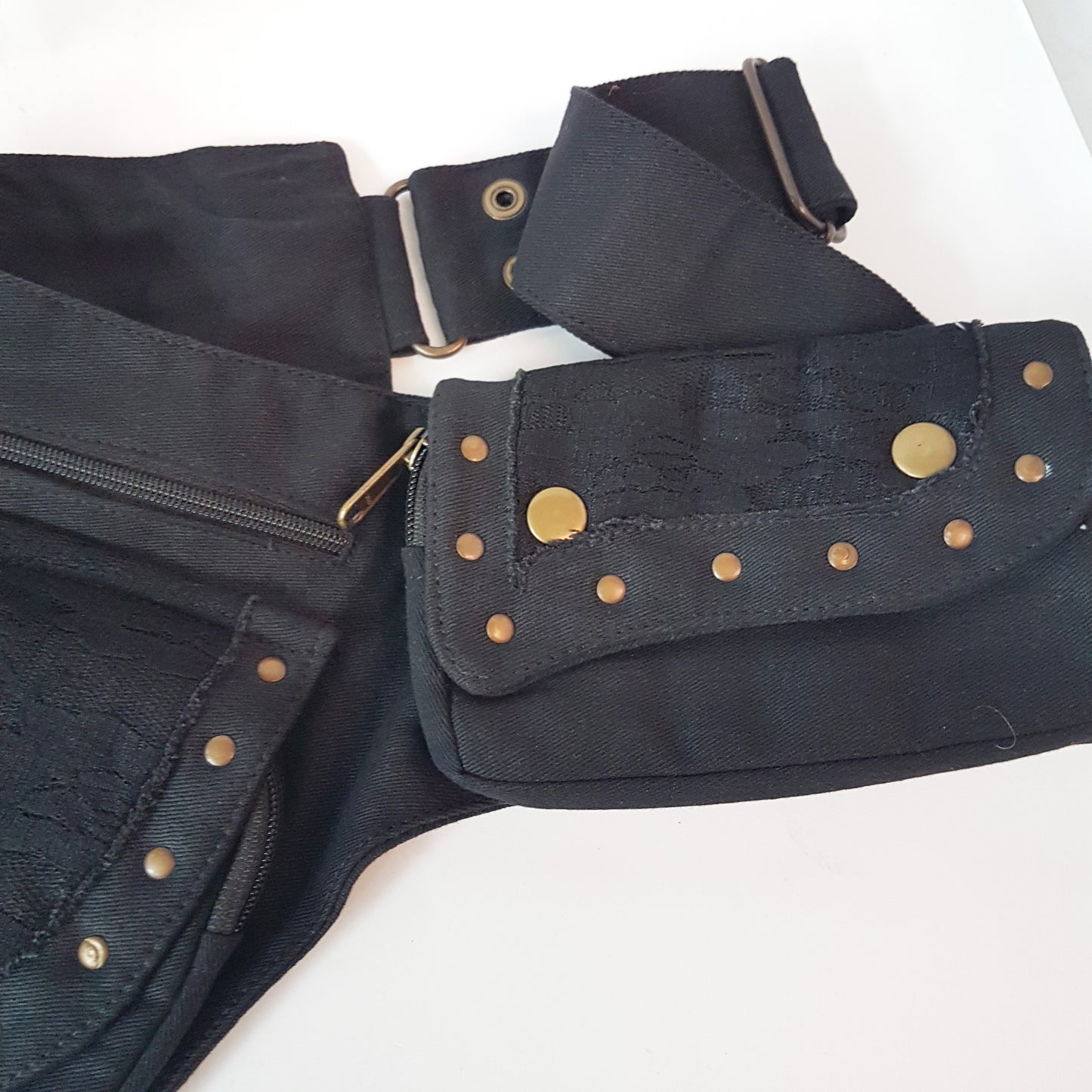 Ceinture rave de festival utilitaire. Sac banane taille-hanche-noir. Réglable à 48 pouces. Vêtements de danse rave avec détails en dentelle. 5 poches zippées.