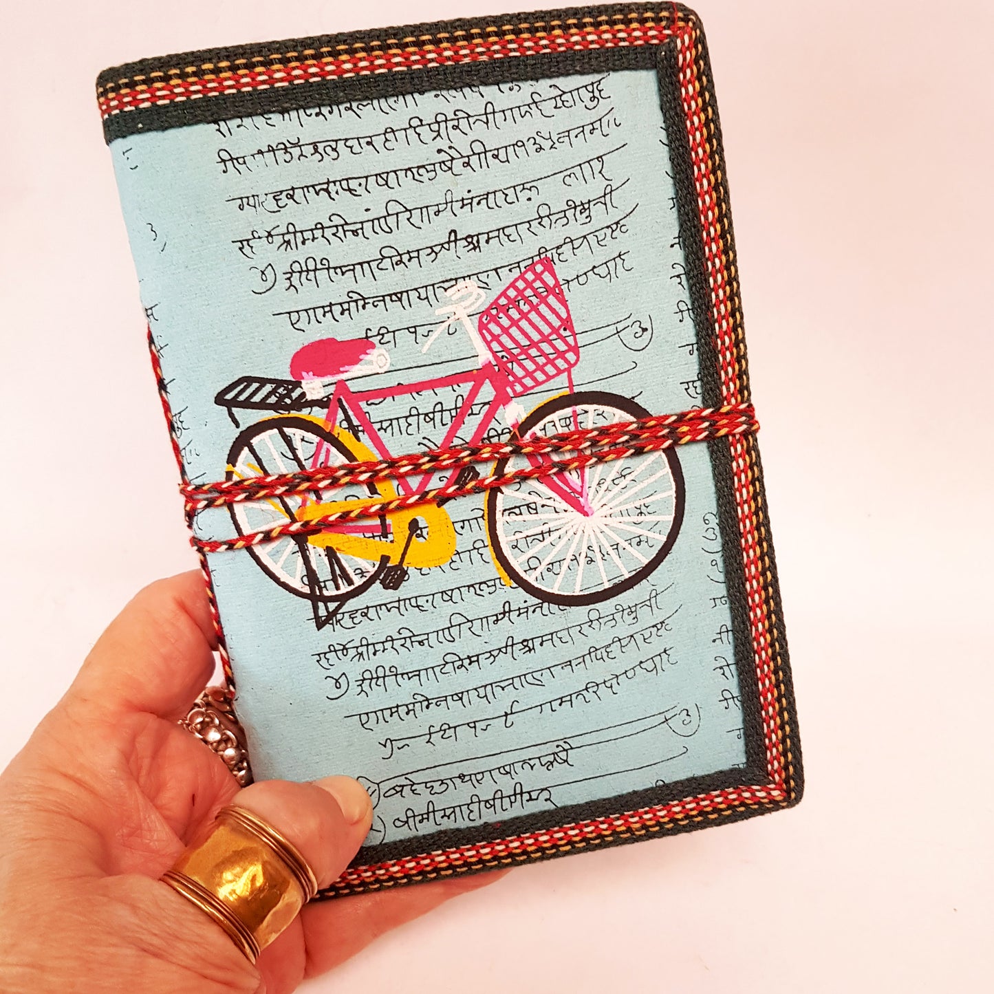 Carnet de croquis à couverture rigide. Relié à la main avec une couverture au motif de vélo bleu ciel. Livre vierge de 5 x 7 pouces pour sac. Cadeau amateur de vélo