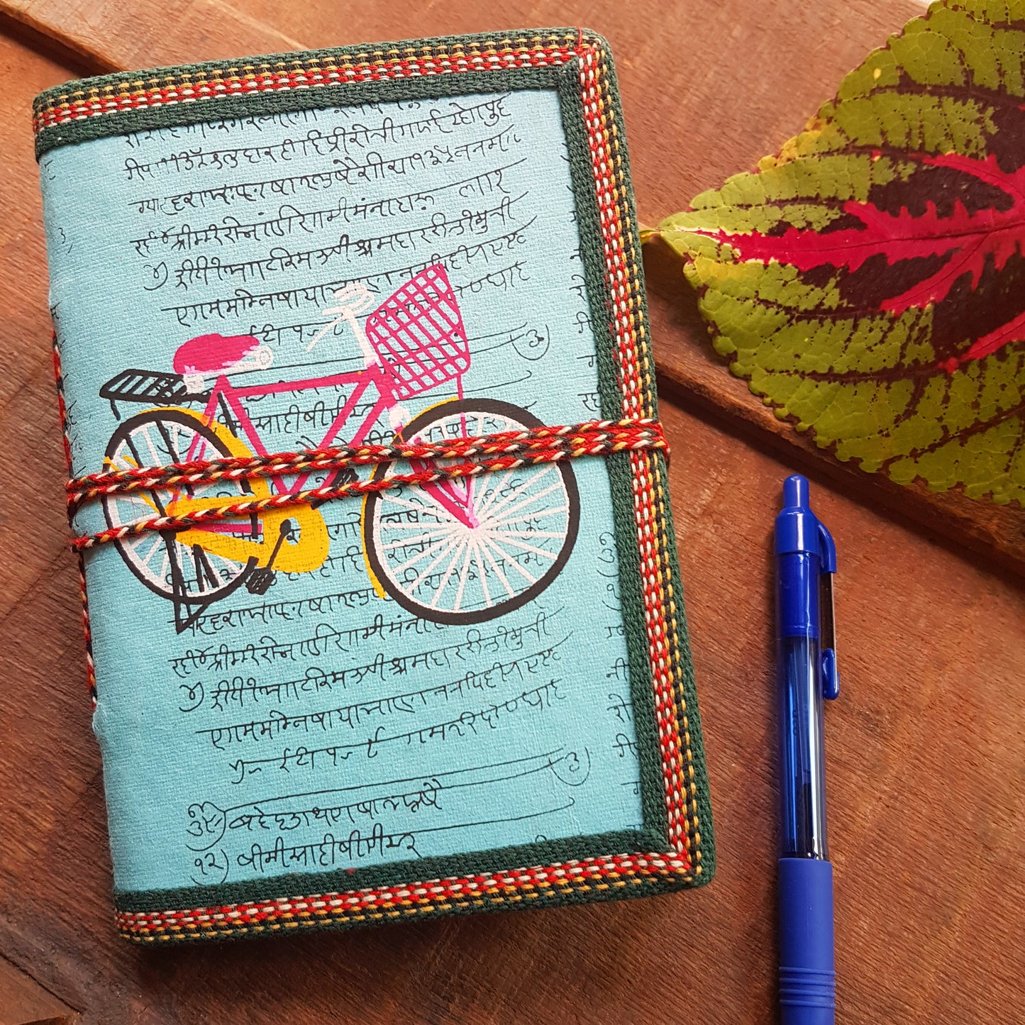 Carnet de croquis à couverture rigide. Relié à la main avec une couverture au motif de vélo bleu ciel. Livre vierge de 5 x 7 pouces pour sac. Cadeau amateur de vélo