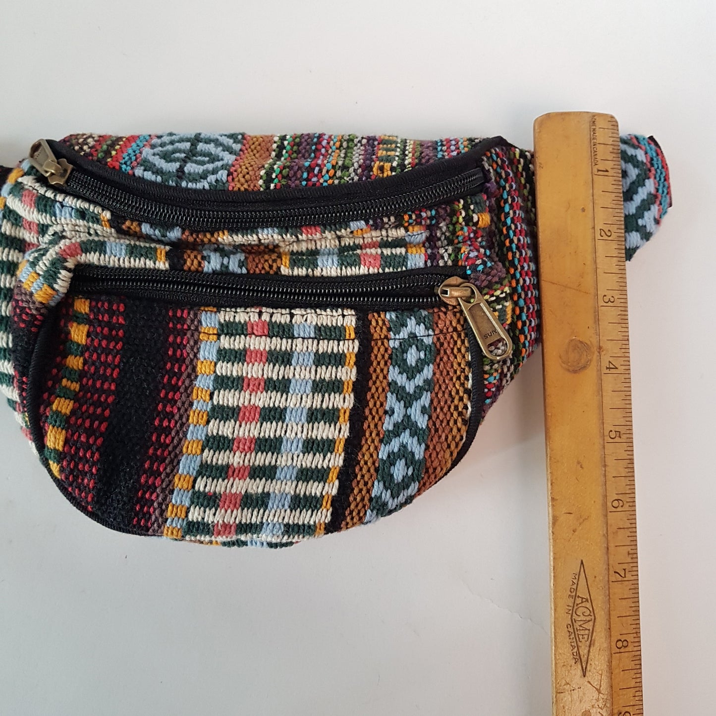 Sac banane unisexe. S'ajuste à une taille/hanche de 48 pouces. 3 poches zippées. Pochette doublée imperméable. Choix de 3 combinaisons de couleurs.