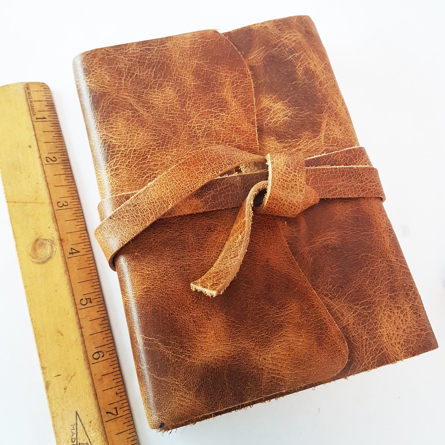 Journal relié en cuir avec sangle. Journal de cowboy western en cuir nubuck caramel 5 par 7 pouces