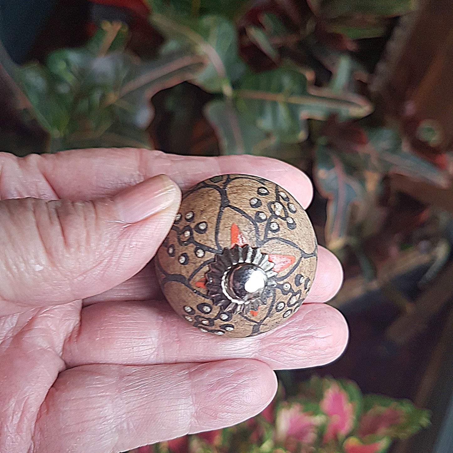 8 cabinet knobs hand painted in rustic country designs. Black & brown floral patterns with silver hardware. Easy and affordable DIY decor.