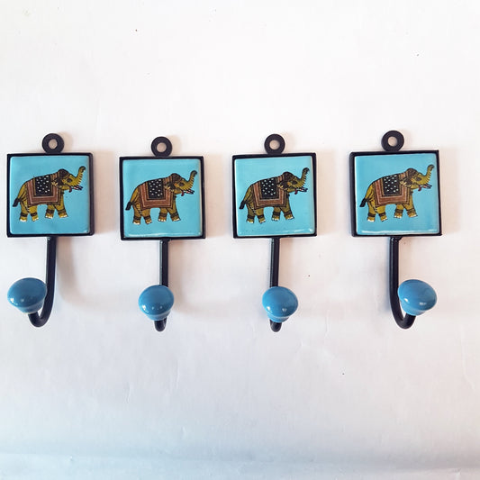 Ensemble de 4 adorables crochets muraux éléphants. 4 patères bleues pour manteaux, tasses et serviettes.