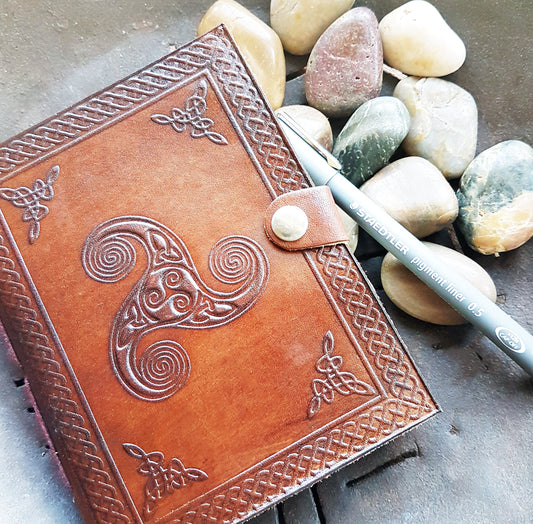 Journal relié en cuir, carnet de notes triskel celtique en relief. Carnet de croquis de grimoire médiéval 5 par 6 pouces avec des pages en papier faites à la main de qualité supérieure.