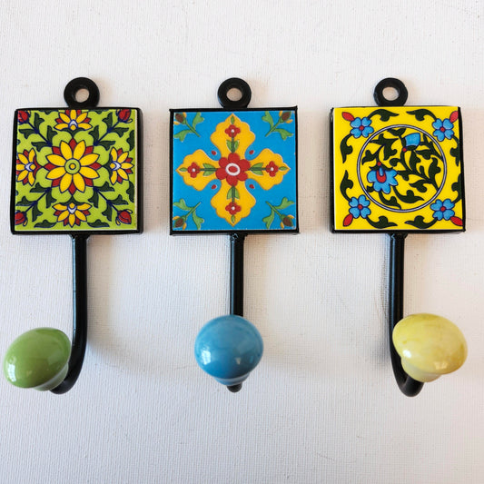 3 Patères-crochets muraux. Collection Azura de 3 crochets en céramique peints à la main dans des designs exclusifs. 4,5 par 2 pouces. Grands cadeaux de pendaison de crémaillère.