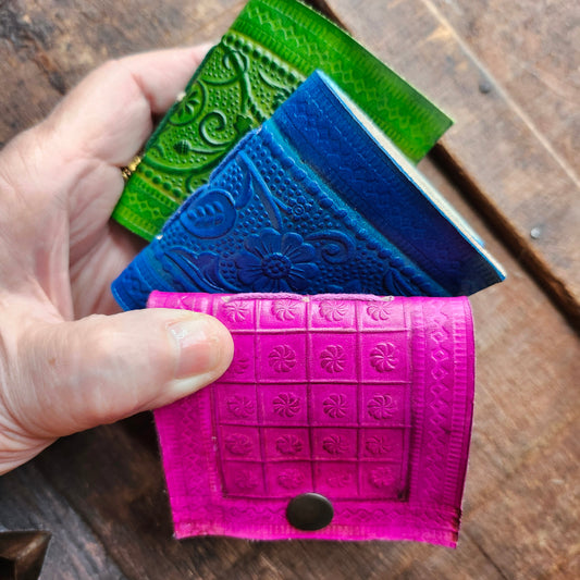 Lot de 4 adorables agendas de poche reliés en cuir. Carnet de croquis miniature de 3 pouces. Couverture à motif floral gaufré à la main en 4 couleurs vives.