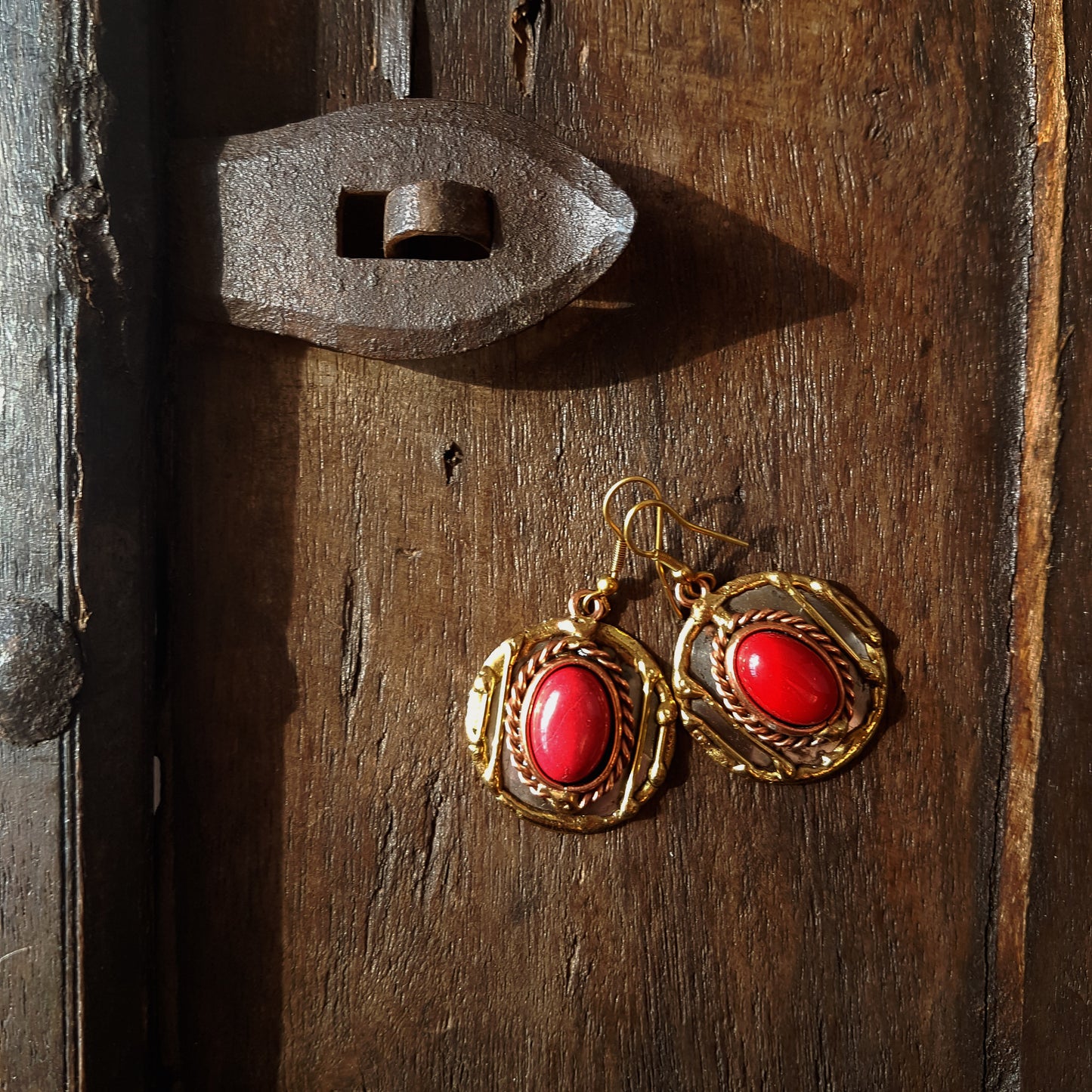 Boucles d'oreilles en agate rouge en argent martelé et métaux mélangés. Superbe et unique !