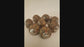 8 boutons d’armoire peints à la main dans des motifs campagnards rustiques. Motifs floraux noirs et marron avec quincaillerie argentée. Décoration DIY facile et abordable.