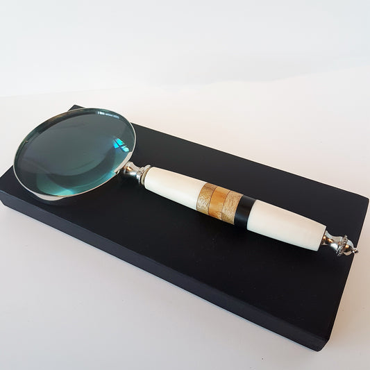 Lentille loupe de style nautique vintage de 10 pouces de long. Lentille de 4 pouces de diamètre avec une poignée en marqueterie. Livré dans un coffret cadeau