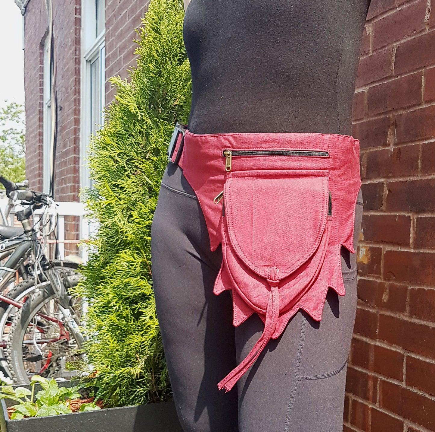 Sac banane à poche utilitaire. Conception de festival noir neutre en matière de genre. S'ajuste à 48 pouces. Ceinture porte-monnaie à 4 poches zippées pour les voyages, le shopping, les concerts, les raves.