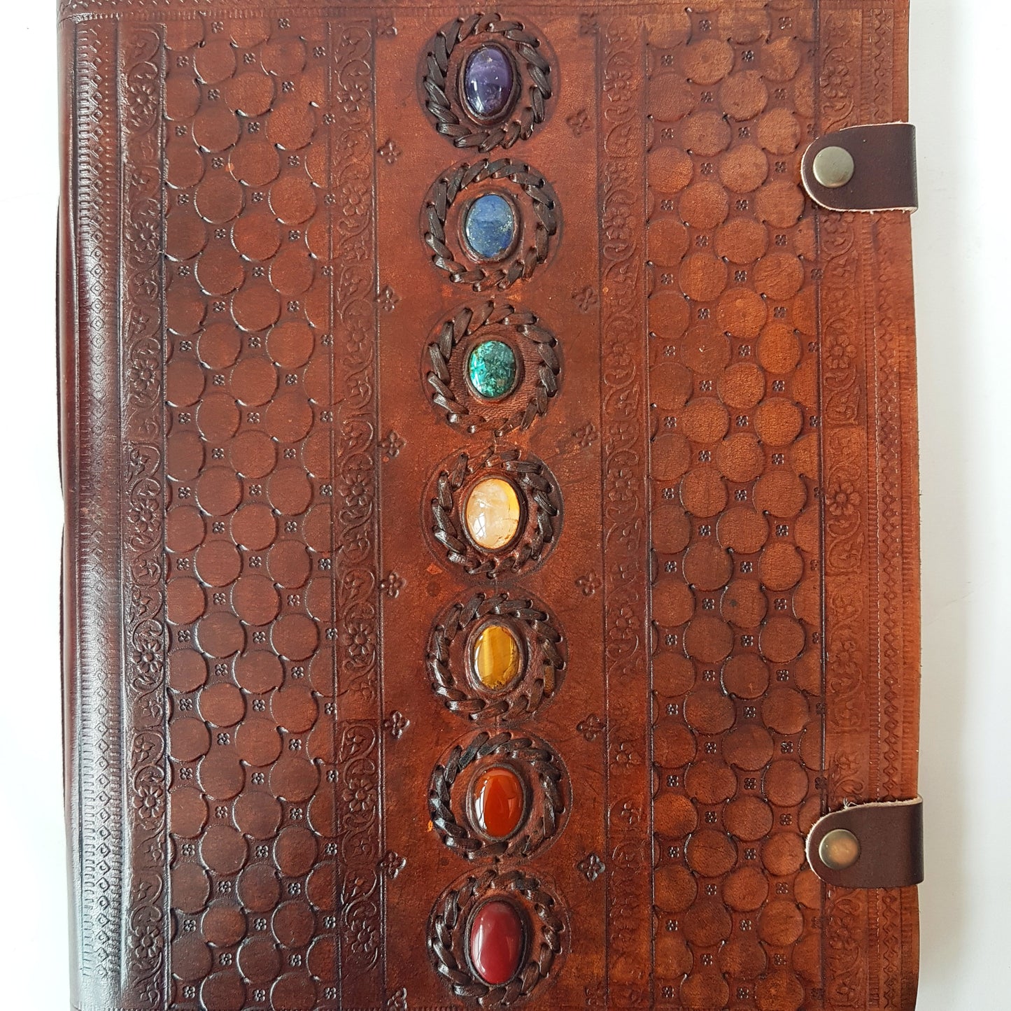 Grimoire XL 7 Chakra relié en cuir. Couverture incrustée de 7 pierres semi-précieuses. 10,5x13 pouces. Carnet de croquis d'artiste, livre d'or, album de mariage.