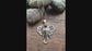 Collier pendentif éléphant en argent. Bijoux éléphant en pierre semi précieuse. Conception unique en métal percé. Pierre précieuse du troisième œil. Suppresseur d'obstacles.