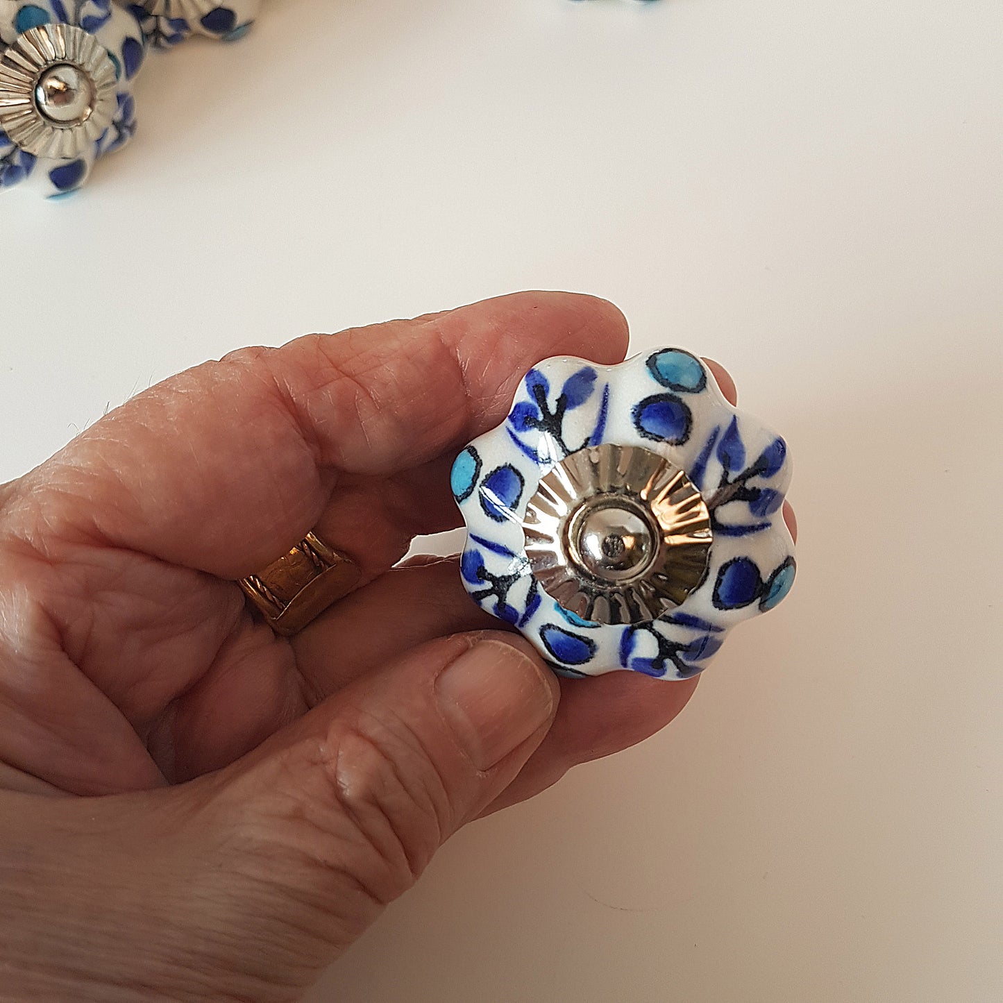 Ensemble de 12 poignées de tiroir à bouton d'armoire floral bleu et blanc design Delft.