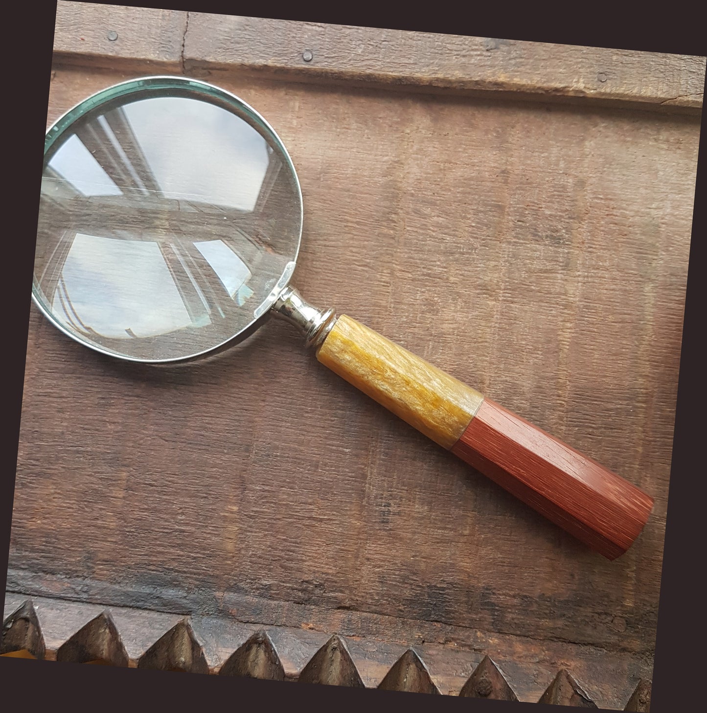 Magnifying glass hand lens in a vintage nautical style 9.5  inches long. 4 inch diameter lens with a marquetry design handle. Gift boxed.