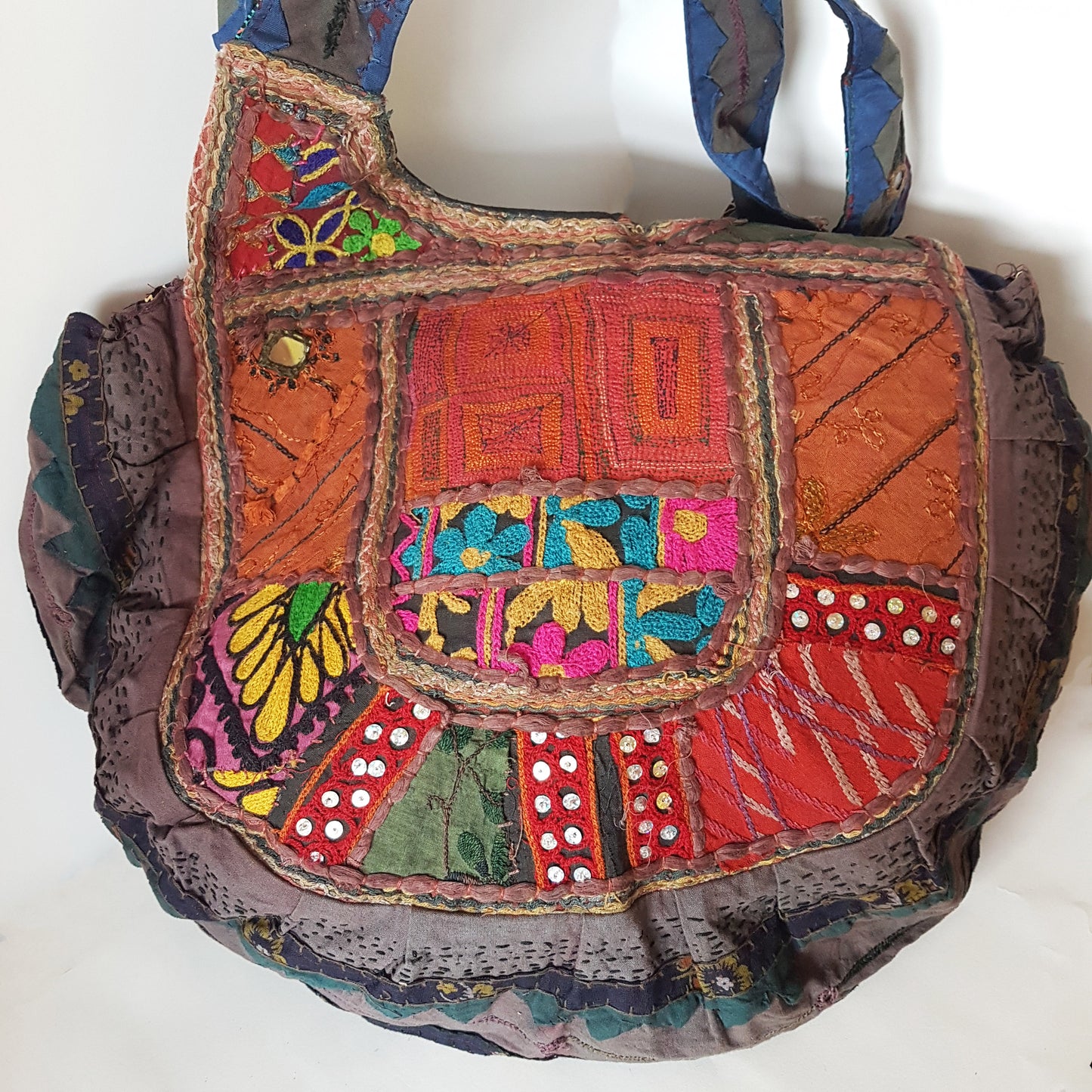 Sac bandoulière Banjara. Authentique sac de rangement tribal gitan vintage en rouge riche et violet avec miroir brodé. Une beauté unique.