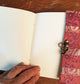 journal de carnet de croquis en tissu vintage 5 par 7 pouces. Livre vierge unique en son genre avec des pages en papier artisanal. Fermeture à serrure en métal bronze d'aspect médiéval.