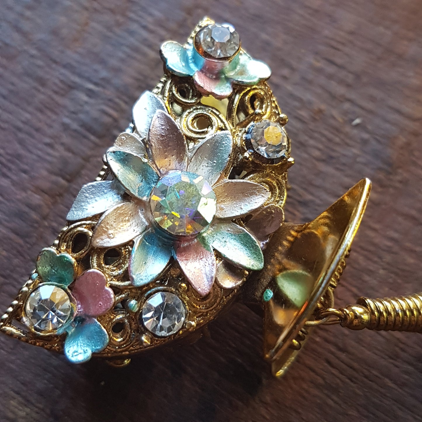 Barrette à pince en métal doré avec strass vintage. Bijoux de cheveux anciens. Pince à cheveux en forme de fleur parsemée de strass or rose et bleu.