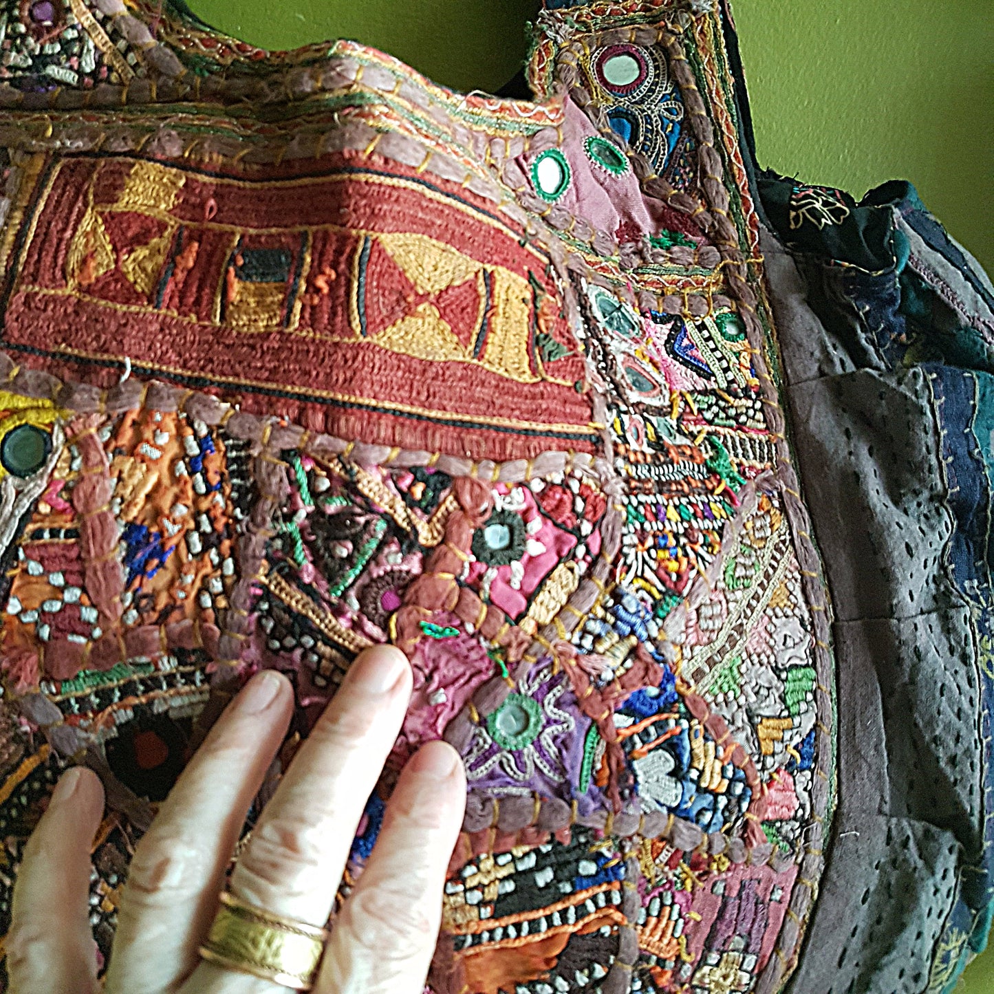 Sac bandoulière Banjara. Authentique sac de rangement tribal gitan vintage en rouge riche et violet avec miroir brodé. Une beauté unique.