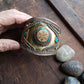 Bracelet manchette en bronze de style médiéval vintage. Serti de pierres tibétaines turquoise et corail. Spectaculaire brassard d'armure de ton doré neutre en matière de genre. 