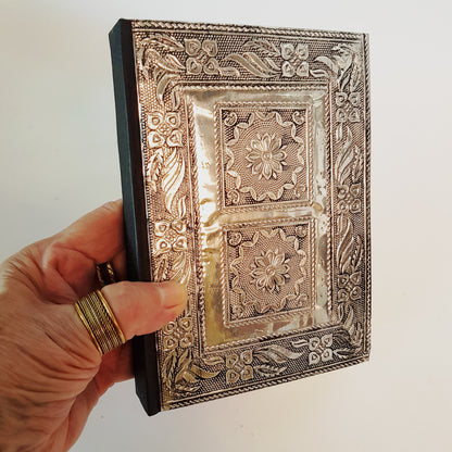 Journal de carnet de croquis à double rose en métal médiéval 5x7 pouces. Couverture rigide en relief antique. Pour dessiner, journal, journal intime, écriture.