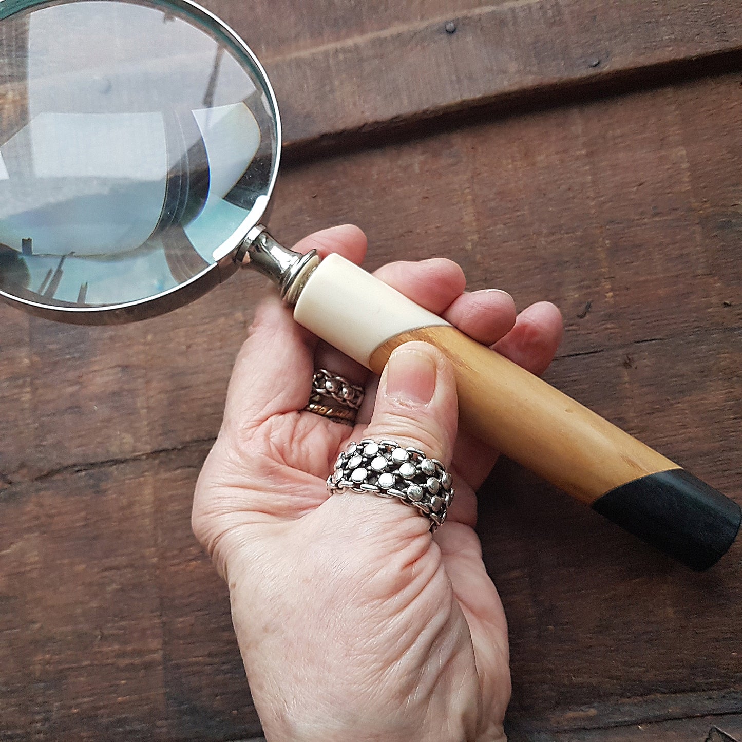 Magnifying glass hand lens in a vintage nautical style 10 inches long. 4 inch diameter lens with a marquetry design handle. Gift boxed.