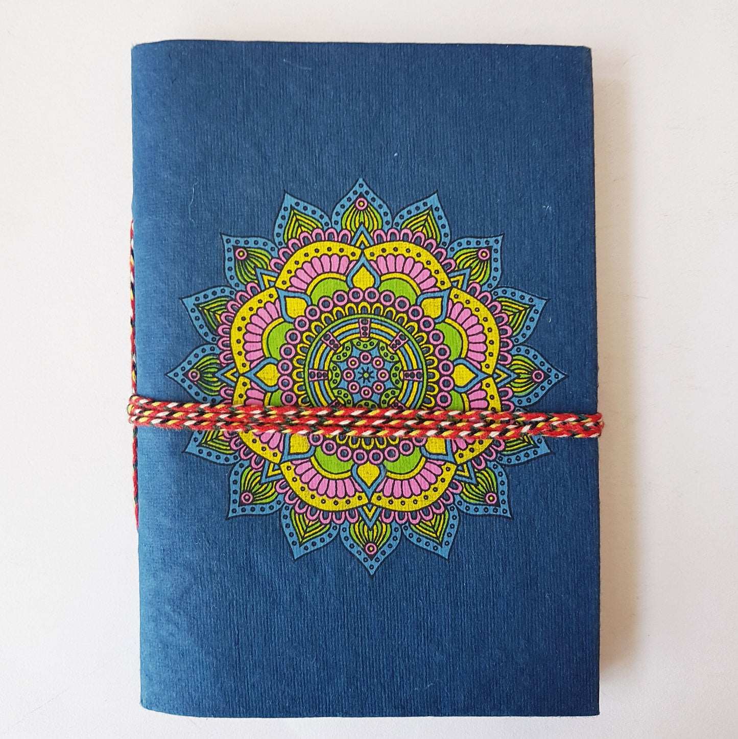 Carnet de notes mandala au design multicolore vif 5 x 7 pouces. Journal de rêve avec pages de papier lignées faites à la main. Thérapie journalière.