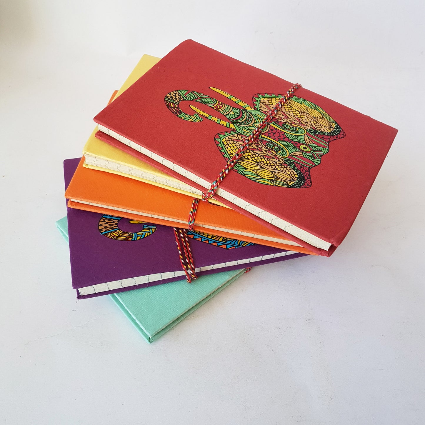 Journal de carnet d’éléphants 5x7 pouces. Journal doublé à couverture rigide relié à la main rouge avec un motif d'éléphant psychédélique coloré. Livraison gratuite CA et USA.