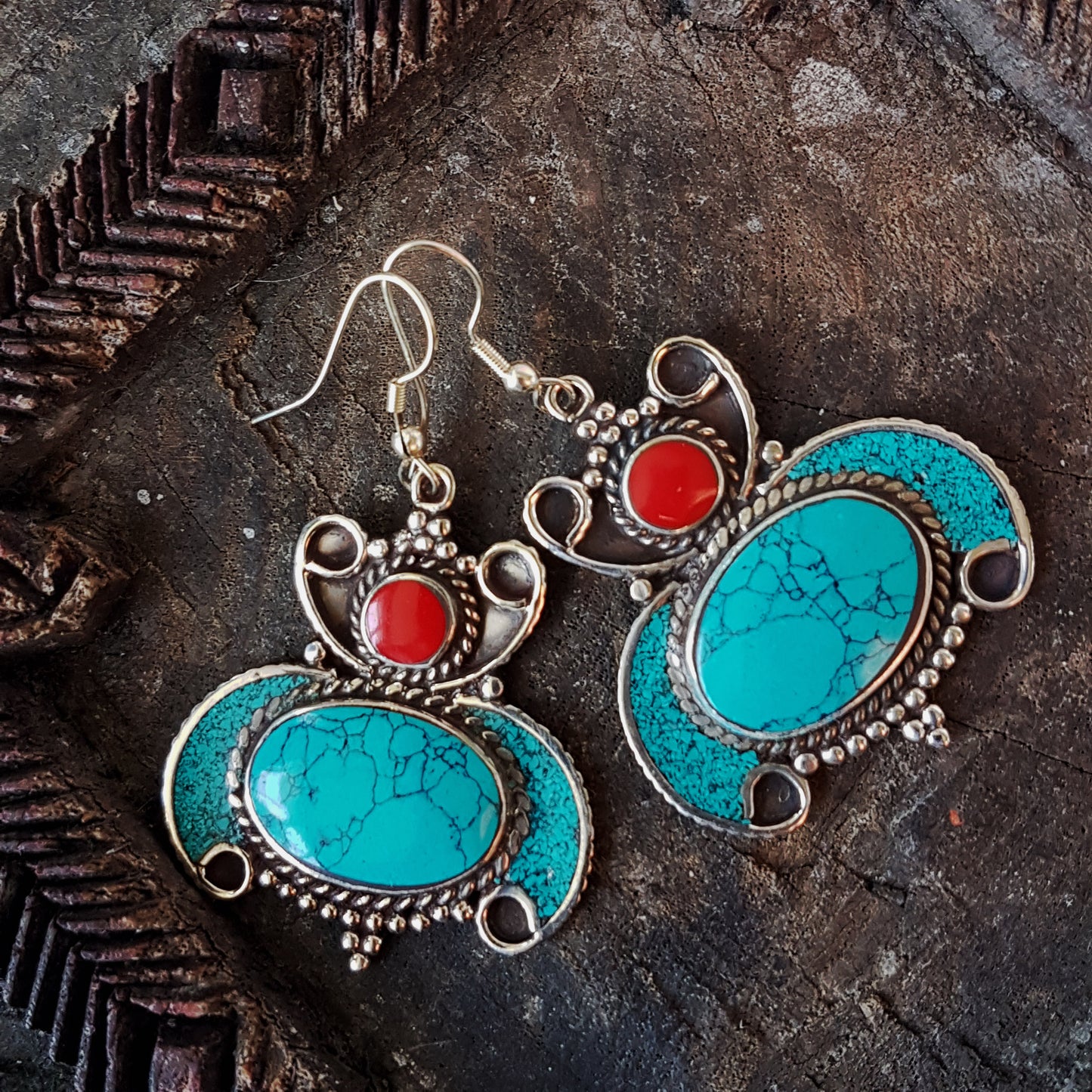 Boucles d'oreilles tribales gitane Boho ton turquoise et argent. Conception de goutte de déclaration ethnique avec des accents de corail. Style tibétain 2 pouces suspendus par 1,5 pouces.