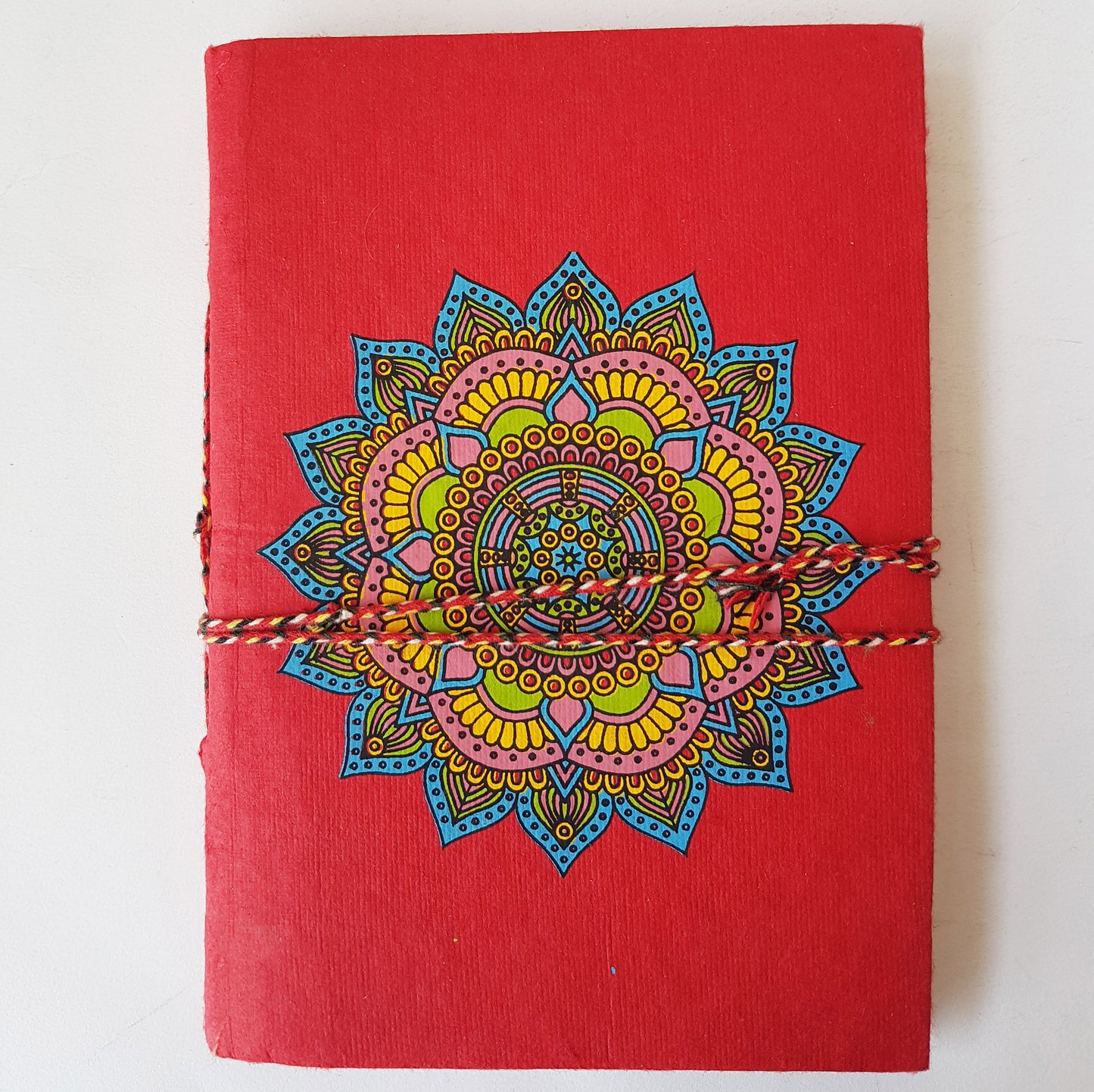 Carnet de notes mandala au design multicolore vif 5 x 7 pouces. Journal de rêve avec pages de papier lignées faites à la main. Thérapie journalière.