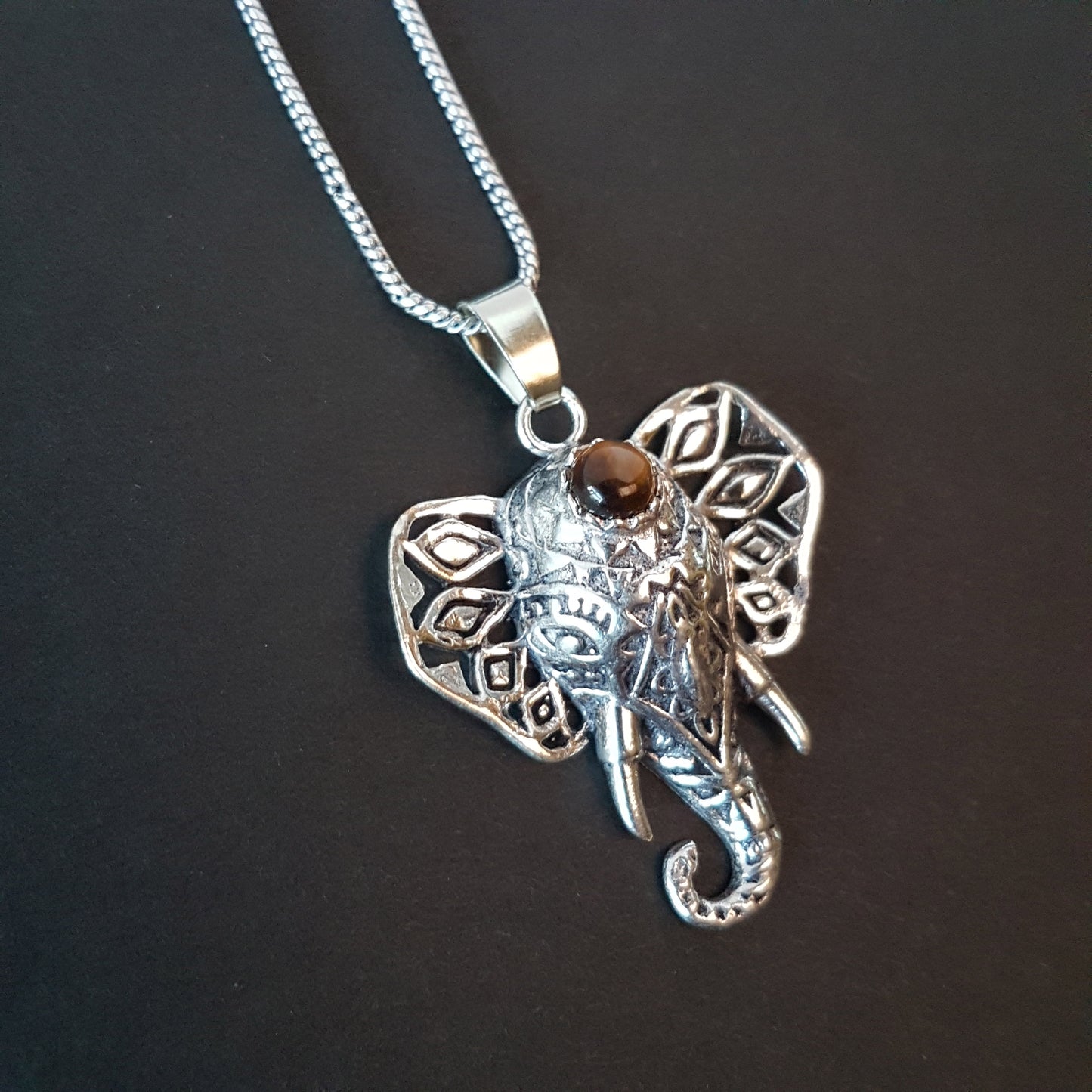 Collier pendentif éléphant en argent. Bijoux éléphant en pierre semi précieuse. Conception unique en métal percé. Pierre précieuse du troisième œil. Suppresseur d'obstacles.