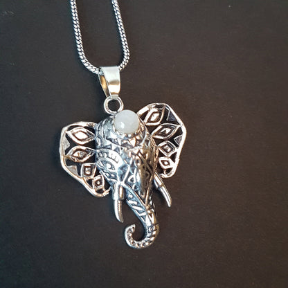 Collier pendentif éléphant en argent. Bijoux éléphant en pierre semi précieuse. Conception unique en métal percé. Pierre précieuse du troisième œil. Suppresseur d'obstacles.