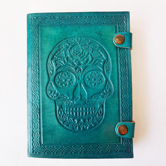 Carnet de notes en cuir coloré relié à la main. Grimoire en cuir avec motif tête de mort en relief. Halloween Jour des Morts, journal à thème gothique. 4 couleurs vives.