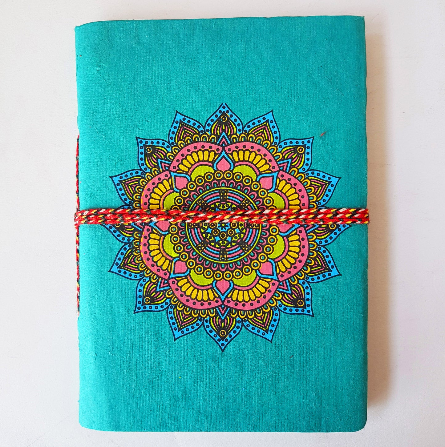 Carnet de notes mandala au design multicolore vif 5 x 7 pouces. Journal de rêve avec pages de papier lignées faites à la main. Thérapie journalière.