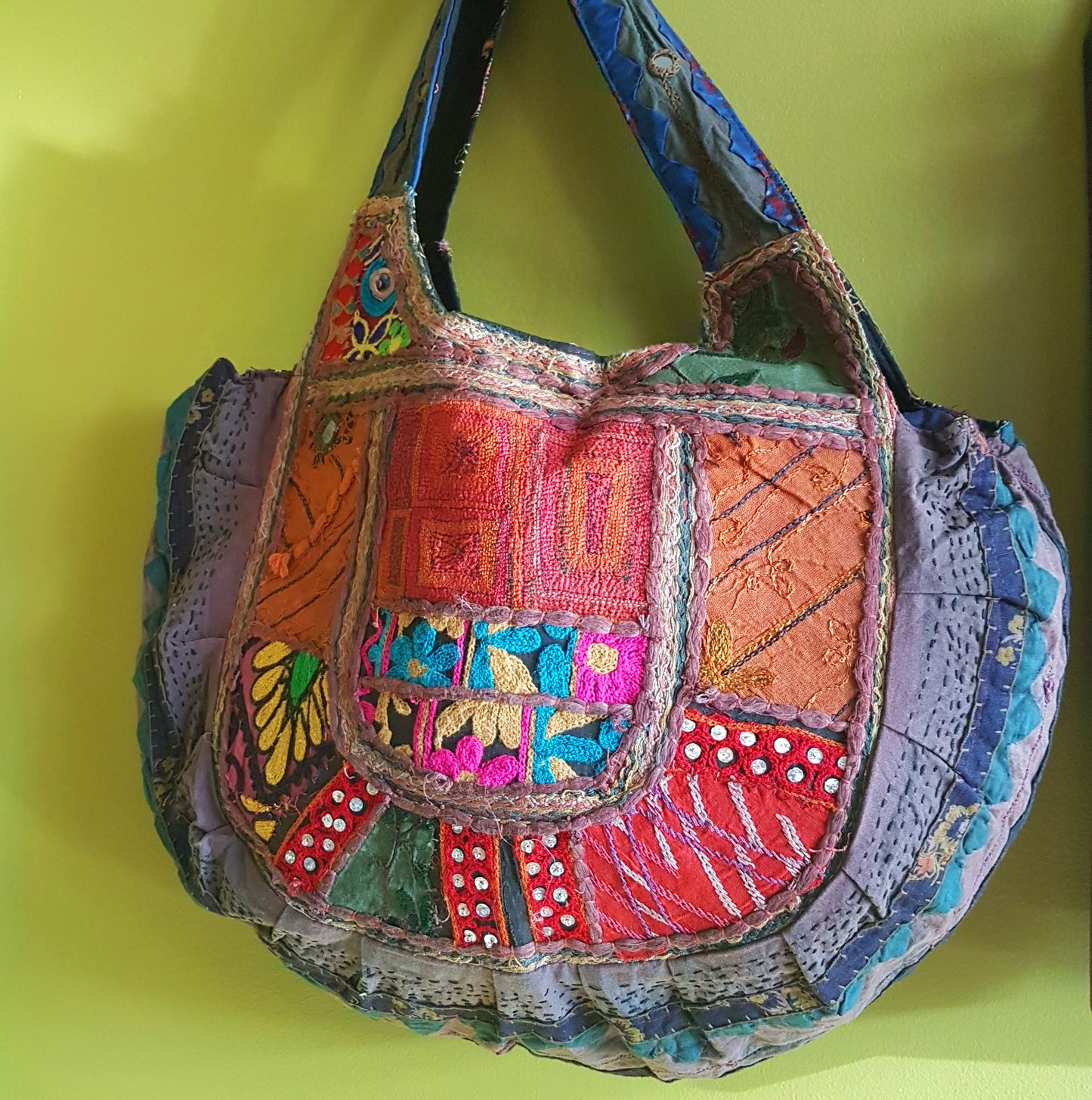 Sac bandoulière Banjara. Authentique sac de rangement tribal gitan vintage en rouge riche et violet avec miroir brodé. Une beauté unique.