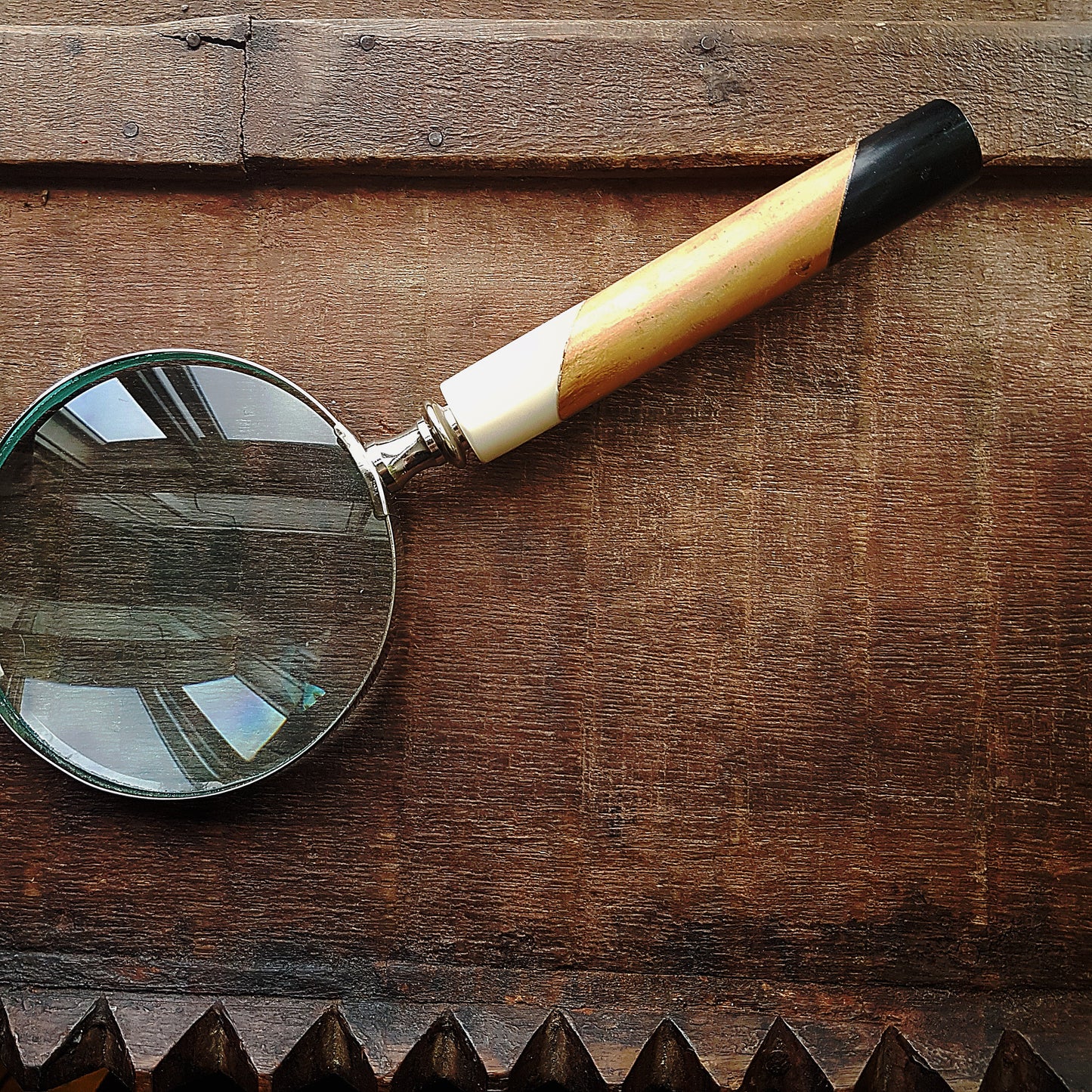 Magnifying glass hand lens in a vintage nautical style 10 inches long. 4 inch diameter lens with a marquetry design handle. Gift boxed.