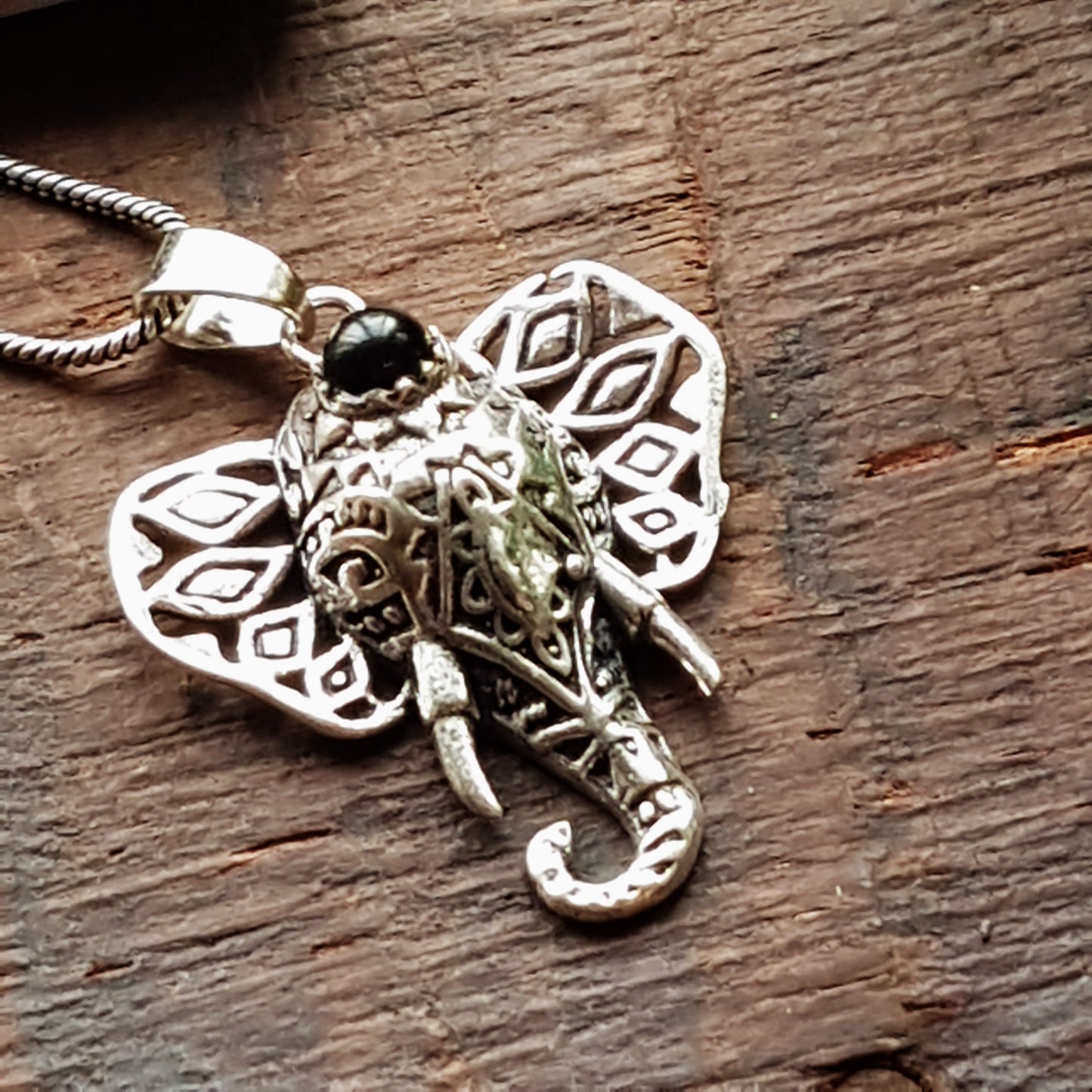 Collier pendentif éléphant en argent. Bijoux éléphant en pierre semi précieuse. Conception unique en métal percé. Pierre précieuse du troisième œil. Suppresseur d'obstacles.