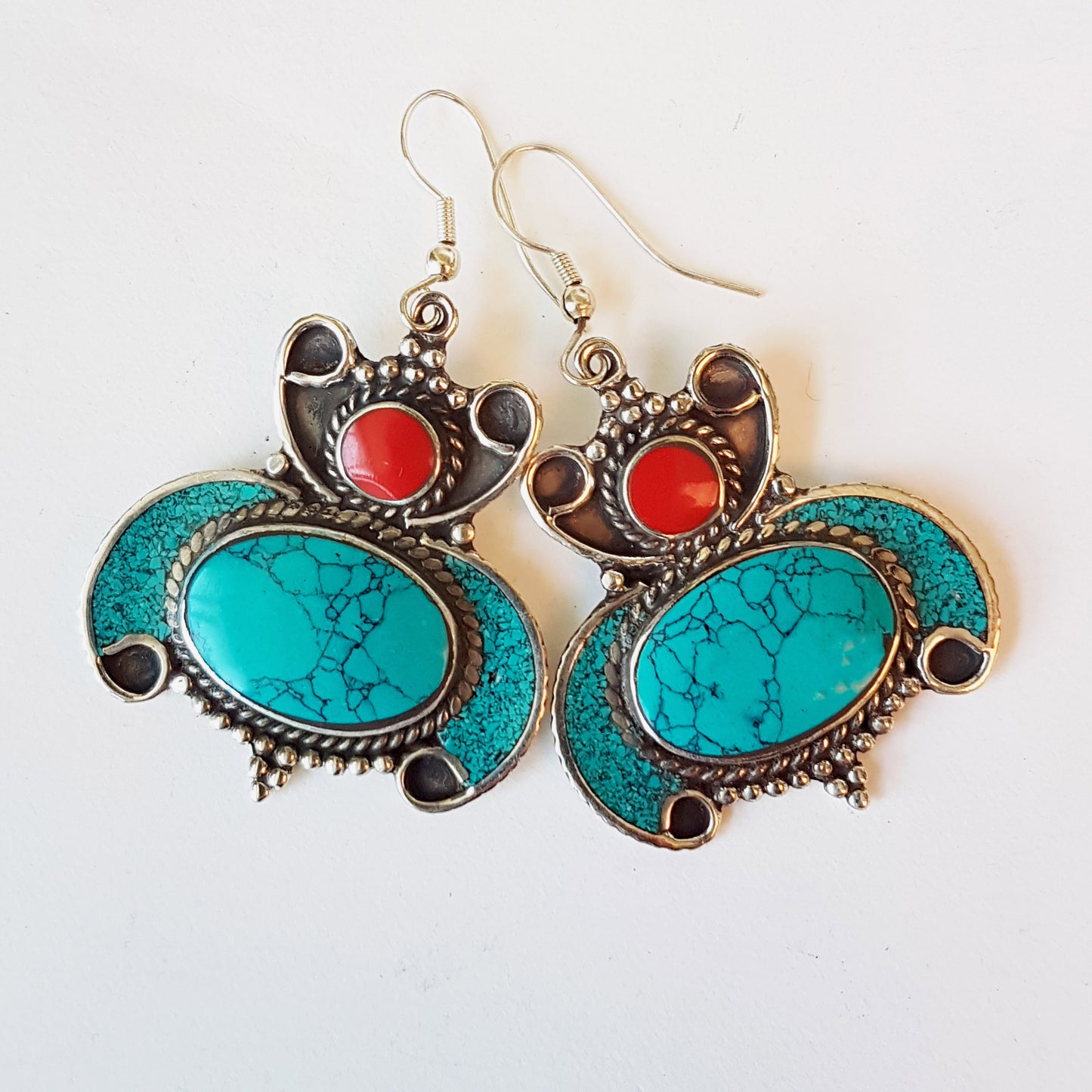 Boucles d'oreilles tribales gitane Boho ton turquoise et argent. Conception de goutte de déclaration ethnique avec des accents de corail. Style tibétain 2 pouces suspendus par 1,5 pouces.