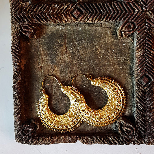 Large bronze finish embossed hoop earrings. Creole hanging earrings in gold metal with a dainty engraved design. Stainless steel wires. - Vintage India Ca