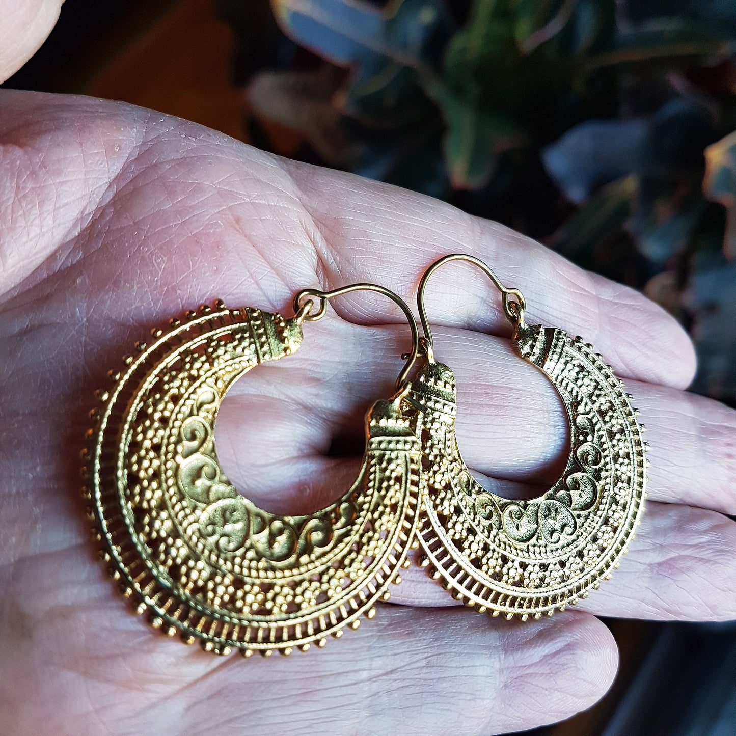 Large bronze finish embossed hoop earrings. Creole hanging earrings in gold metal with a dainty engraved design. Stainless steel wires. - Vintage India Ca